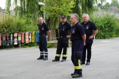 Olaf Dykau (stv. Kreisbrandmeister), Jens Rebers (stv. Bereitschaftsführer), Joachim Schmidt (Bereitschaftsführer) und Hans-Hermann Fehling (Kreisbrandmeister) sprachen den Einsatzkräften vor der Rückreise großes Lob und Anerkennung für ihren kräftezerrenden Einsatz aus.