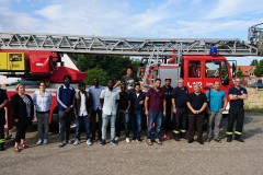 Gruppenfoto mit den Besuchern und den anwesenden Feuerwehrkräften der Ortsfeuerwehr Verden.