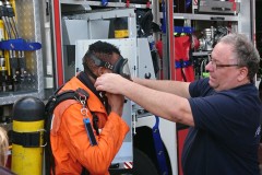 Auch ein Atemschutzgerät durfte beim Besuch der Ortsfeuerwehr Verden einmal aufgesetzt werden.
