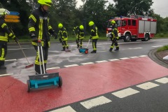 Ausbringen von Ölbindemittel an der Hamburger Straße/B215.
