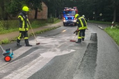 Ausbringen von Ölbindemittel in der Straße Neumühlen.
