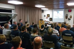 Rund 60 Einsatzkräfte der Ortsfeuerwehr Verden lauschen dem Vortrag von Dr. Markus Pulm.