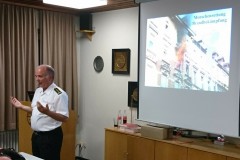Dr. Markus Pulm von der Feuerwehr Karlsruhe unterrichtete die Verdener Brandschützer.