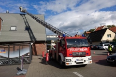Mit Hilfe der Drehleiter wurden die vom Sturm gelösten Dachteile entfernt.