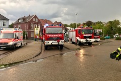 Einsatzfahrzeuge am Verdener Bahnhof.