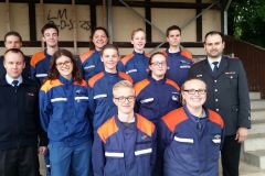 Die erfolgreiche Jugendgruppe der Stadtfeuerwehr mit Begleitung bei der Abnahme der Leistungsspange in Wunstorf.
