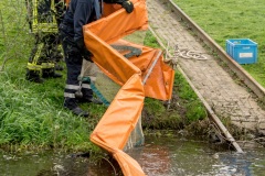 Die Ölsperre wird im Verdener Hafen zu Wasser gebracht. (Feuerwehr Verden)