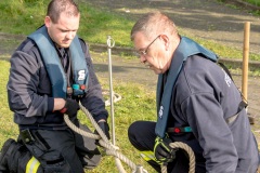 Knotenkunde: Auch das richtige verteuen der Ölsperre will gelernt sein. (Feuerwehr Verden)