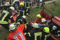 Mit einem sogenannten \"Spineboard\" wurde eine Person aus dem PKW gerettet.