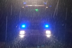 Einsatzfahrzeug im Regen am Saumurplatzegen.