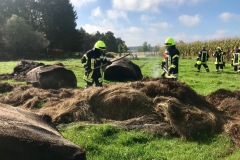 Größtenteils in Handarbeit wurden die brennenden Ballen auseinandergezogen und abgelöscht.