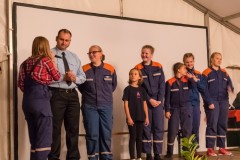 Zum Ende der Veranstaltung wurde selbst Ortsbrandmeister Mario Rosebrock von der Jugendfeuerwehr zum Tanzen animiert.