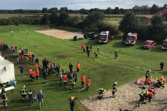 Ein Blick von der Drehleiter auf den Wettkampfplatz der Ortsfeuerwehr