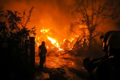 Das Gebäude brannte bis auf die Grundmauern nieder, ebenso wurden nahezu alle eingelagerten Heuballen vernichtet.
