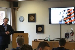 Torsten Bodensiek bei seinem Vortrag im Verdener Feuerwehrhaus.