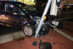 Der verunfallte PKW an dem beschädigten Ampelmast.