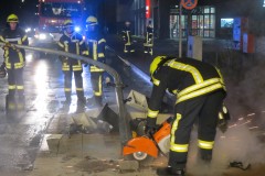 Auch ein Trennschneidgerät kam zum Einsatz um das Verkehrshindernis zu beseitigen.