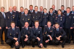 Die Beförderten, Geehrten und Gewählten mit Ortsbürgermeister Wolfgang Hammer und Bürgermeister Lutz Brockmann (v.l.) sowie Kreisbrandmeister Hans-Hermann Fehling, Ortsbürgermeister Wolf Hertz-Kleptow und Stadtbrandmeister Peter Schmidt (v.r.).