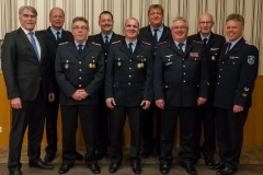 Die Geehrten (v.l.): Bürgermeister Lutz Brockmann, Harm Wortmann (Bronzene Ehrennadel), Rüdiger-Claus Manthey (50 Jahre), Peter Klein (40 Jahre), Joachim Gadow (40 Jahre), Holger Brandt (40 Jahre), Kreisbrandmeister Hans-Hermann Fehling, Ehrenstadtbrandmeister Wolfgang Schmidt (50 Jahre) und Stadtbrandmeister Peter Schmidt.