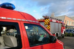 Einsatzfahrzeuge auf dem Parkplatz des Fachmarktzentrums.