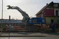 15.03.2017 - Das Gebäude mit der Hausnummer 50 ist Geschichte, weiter gehen die Arbeiten mit Nummer 48.