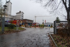Einsatzkräfte auf dem Gelände der Kläranlage im Einsatz.