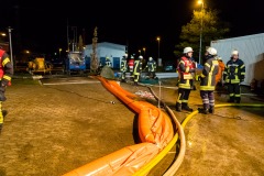 Einsatzkräfte auf dem Gelände der Kläranlage im Einsatz.
