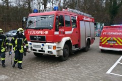 Einsatzkräfte vor dem Supermarkt in der Max-Planck-Straße.