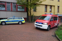Einsatzfahrzeuge von Polizei und Feuerwehr vor der Aller-Weser-Klinik in Verden.