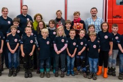 Die Kinderfeuerwehr samt Betreuern zusammen mit Ortsbürgermeister Jutta Sodys sowie weiteren Mitgliedern des Ortsrates.