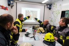 Lagebesprechung im Einsatzleitwagen.