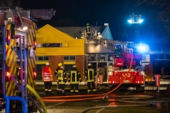 Nachlöscharbeiten im Dachbereich. Nachlöscharbeiten im Dachbereich.