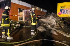 Nachlöscharbeiten an Dachtrümmern.