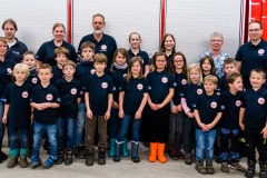 Die Kinder zusammen mit den Betreuern sowie Sponsoren von Martin Rust Elektrobedarf (2. v.l.) sowie Bauelementehandel Sturm (5. v.r.).