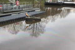 Das gesunkene Schiff sowie Ölschlieren auf der Wasseroberfläche.