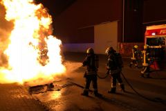 Das sogenannte „Dixi-Klo“ brennt beim Eintreffen der Feuerwehr in voller Ausdehnung.