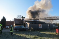 Bereits bei Eintreffen der Einsatzkräfte drang dichter Rauch aus dem Dachstuhl empor.