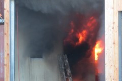 Im Gebäudeinneren loderte der Brand bereits großflächig.