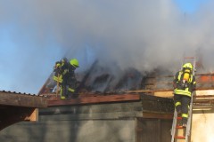 Mühselig zogen sich die Nachlöscharbeiten hin, da auf dem Dachboden des Gebäudes Stroh eingelagert war.