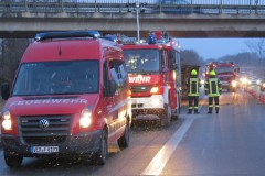 Einsatzfahrzeuge der Feuerwehr an der Einsatzstelle.
