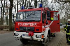 Einsatzkräfte vor dem Kindergarten in der Borsteler Dorfstraße.