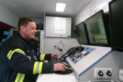 Koordination der Einsatzkräfte vom Einsatzleitwagen der Feuerwehr Verden aus.