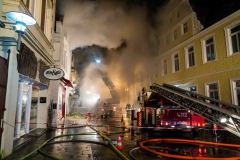 Löschangriff von außen über zwei Drehleitern.