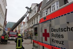 Drehleitereinsatz in der Innenstadt zur schonenden Rettung eines Verletzten Bewohners.