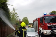 Heckenbrand am Maulhoop: Nachlöscharbeiten durch die Feuerwehr.