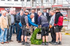 22.06.2018 - Richtfest: Letzte Handschläge an der Richtkrone.