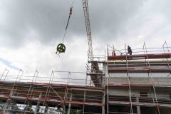 22.06.2018 - Richtfest: Die Richtkrone schwebt in luftige Höhen.