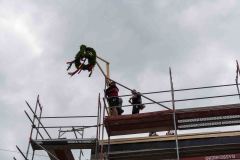 22.06.2018 - Die Richtkrone thront auf dem ersten Bauabschnitt des künftigen Feuerwehrhauses.