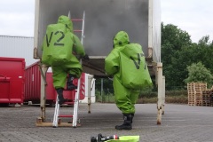 Ein Trupp in Chemikalienschutzanzügen erkundet die Wechselbrücke.