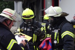 Atemschutzgeräteträger nach ihrem Einsatz.